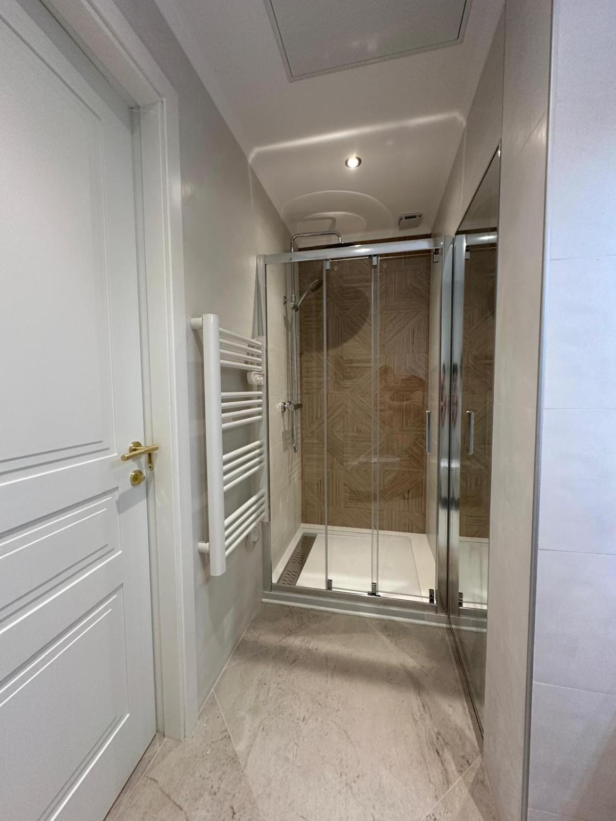 Extraordinaire Grand Studio Au Centre 6 Minutes A Pied De La Plage Et L'Hotel Negresco Nice Luaran gambar