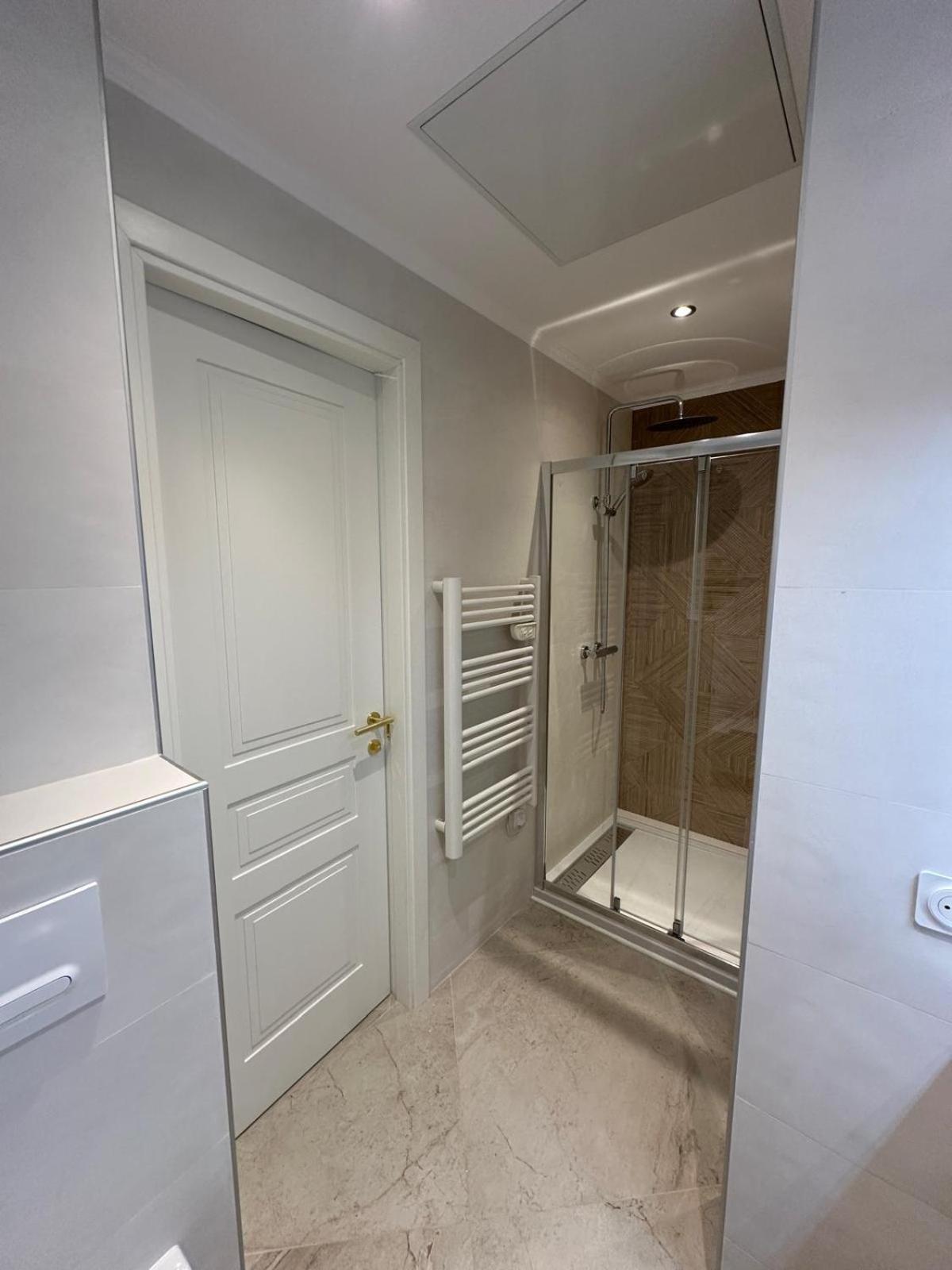 Extraordinaire Grand Studio Au Centre 6 Minutes A Pied De La Plage Et L'Hotel Negresco Nice Luaran gambar